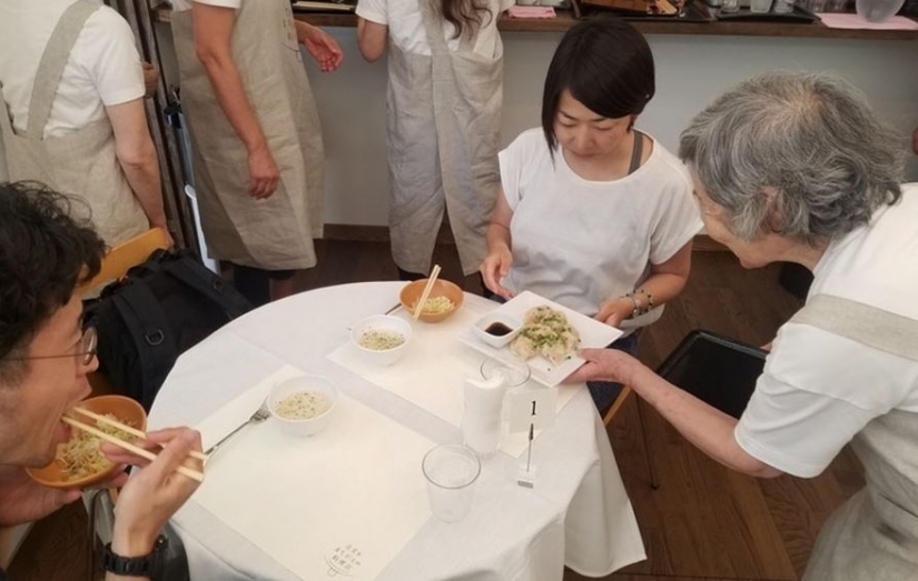 Se ha abierto un restaurante en Tokio, donde tiene la garantía de mezclar su pedido