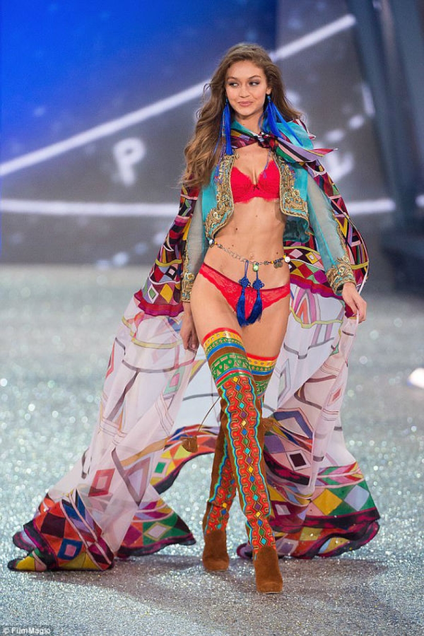 Se llevó a cabo un desfile de ropa interior de Victoria's Secret en Shanghai, donde no se permitió la entrada a tres modelos rusas