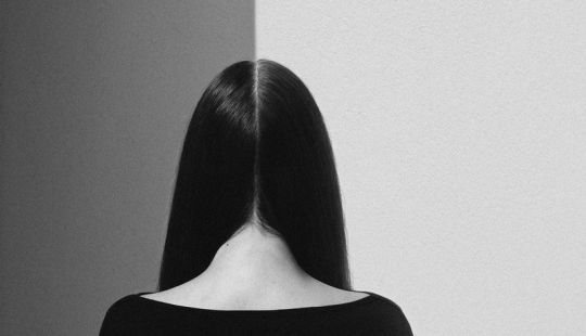 Self-portraits of this girl confuse all thoughts in my head