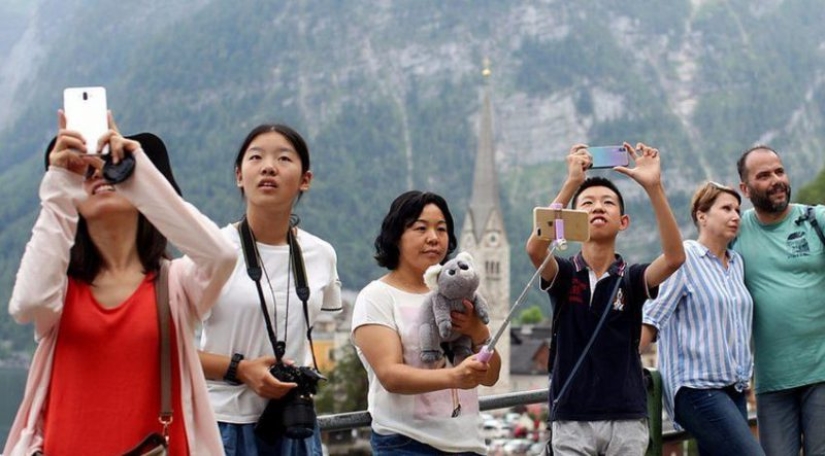 Selfie Apocalypse in action: how Asian tourists became a disaster for the Austrian town of Hallstatt