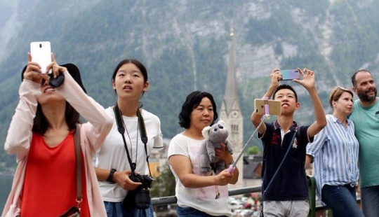 Selfie Apocalypse in action: how Asian tourists became a disaster for the Austrian town of Hallstatt Selfie Apocalypse in action: how Asian tourists became a disaster for the Austrian town of Hallstatt