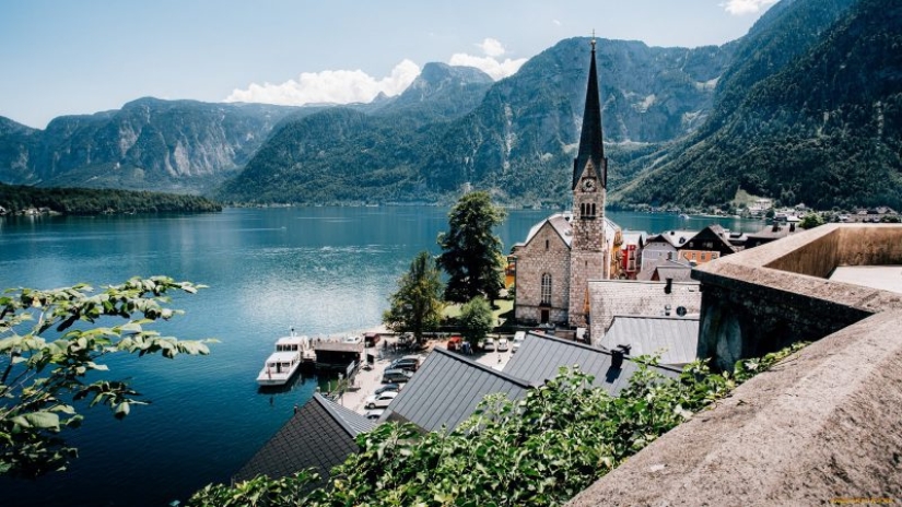 Selfie Apocalypse in action: how Asian tourists became a disaster for the Austrian town of Hallstatt