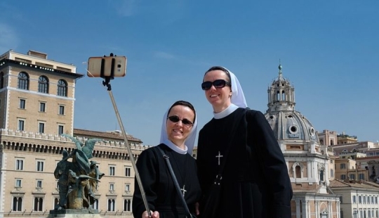 Selfies of nuns, fascinating iceberg and debauchery in Jerusalem: who will be the winner of the Sony World Photography Awards 2019