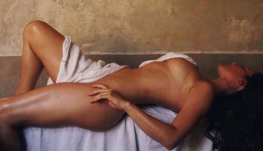 Sensual nude photos in Provence style by Jamie Beck