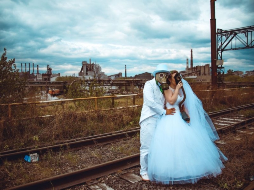 Severe celebration: a couple from Chelyabinsk arranged a wedding photoshoot in gas masks