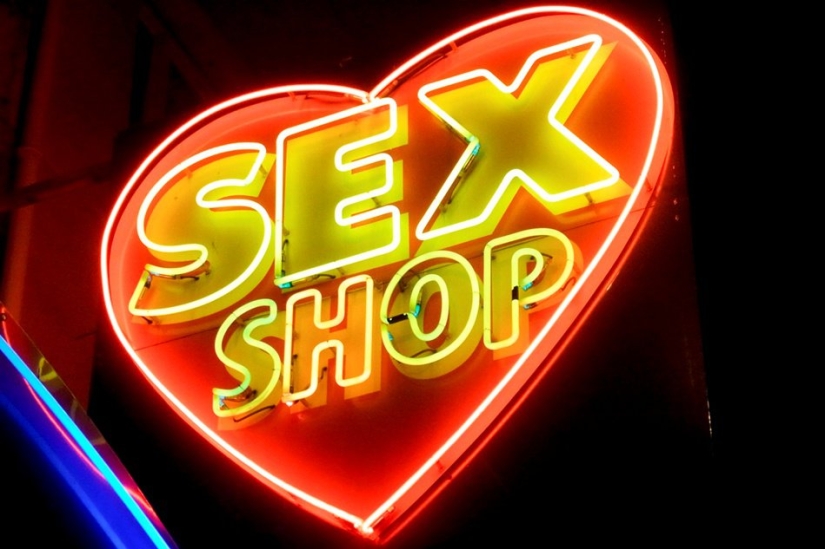 Sex shop: qué compran los jubilados, quién se avergüenza más y qué productos son los más populares