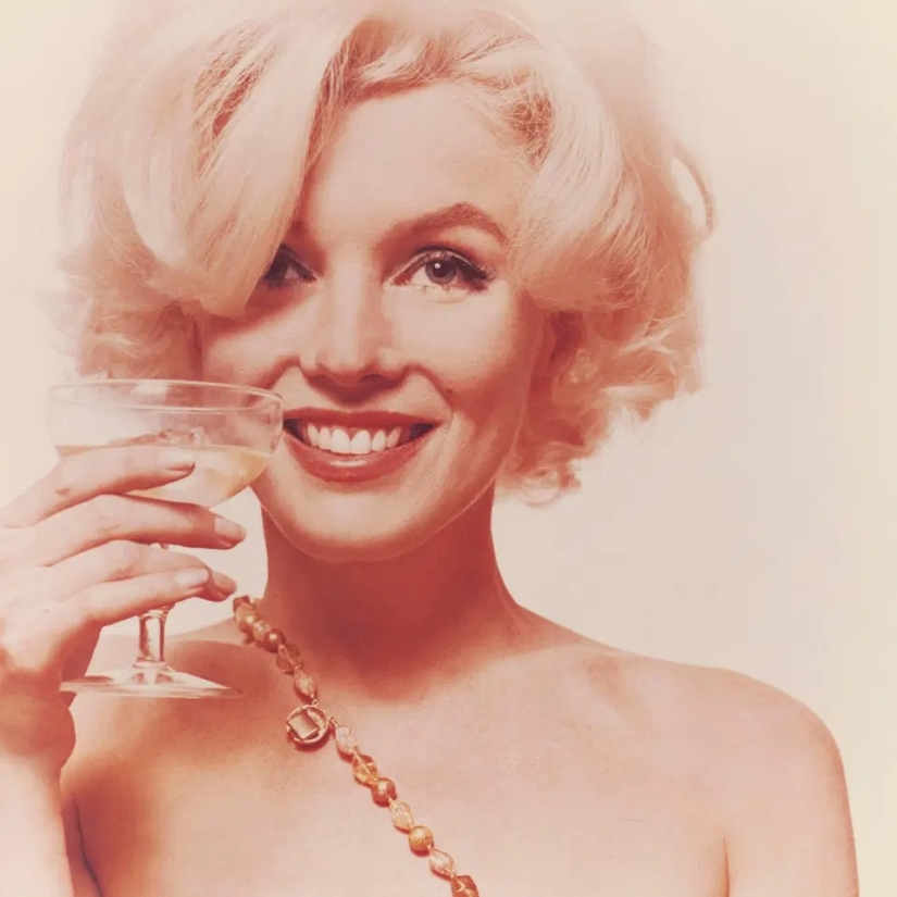Sex symbol of strict regime: a British woman lived a day like Marilyn Monroe