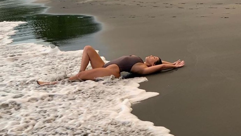 Sexy y relajada: bellezas famosas se acuestan en una nueva pose en Instagram