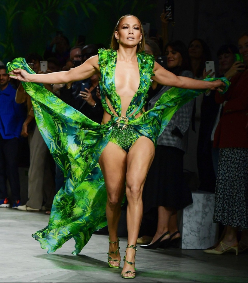 Siempre hermosa: Jennifer Lopez, de 50 años, brilló en Milán con un atuendo verde, como hace 19 años