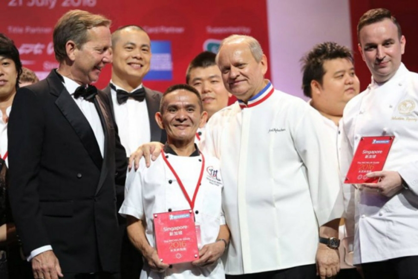 Singapore street food vendor gets Michelin star