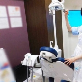 Sirvientas de anime trabajan en uno de los dentistas de Tokio
