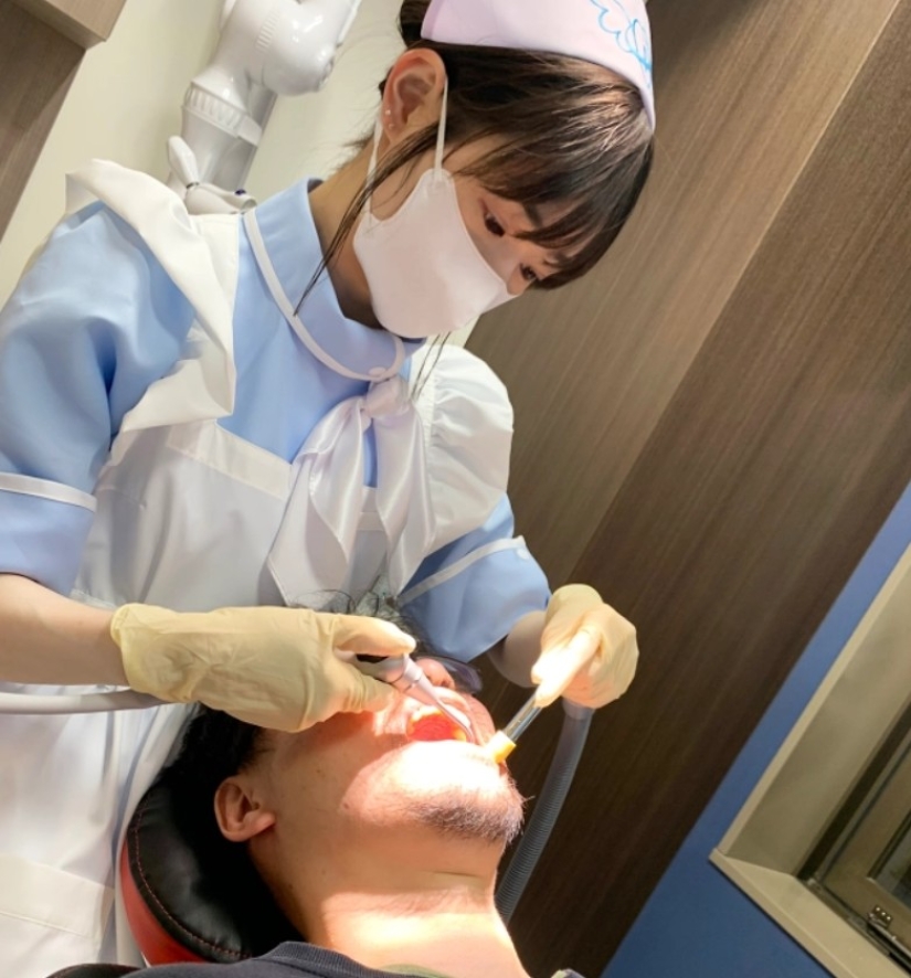 Sirvientas de anime trabajan en uno de los dentistas de Tokio