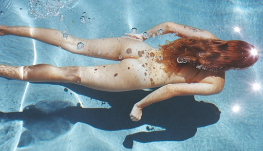 Skinny dipping: la belleza del cuerpo desnudo por Deanna Templeton