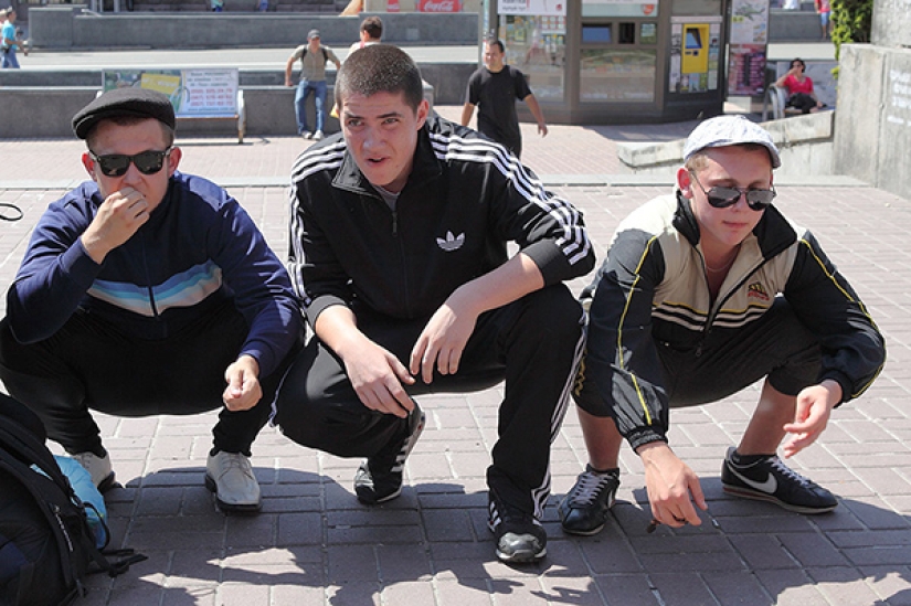 "Slavic squat" why are we comfortable in an unnatural position?