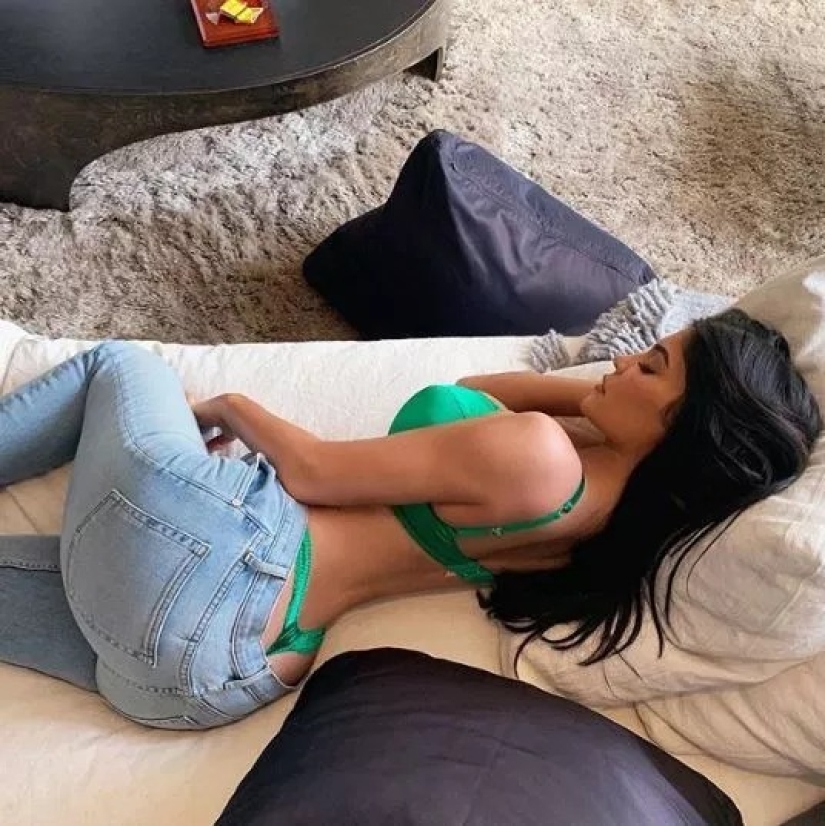 Sleeping beauties: new pose becomes the most popular among Instagram models