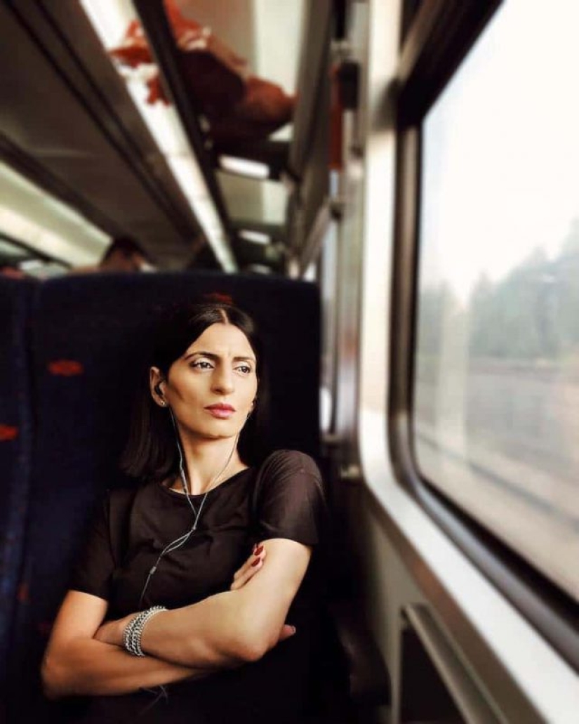 "Smile, you're on candid camera!": girl photographer takes amazing pictures of strangers on an iPhone