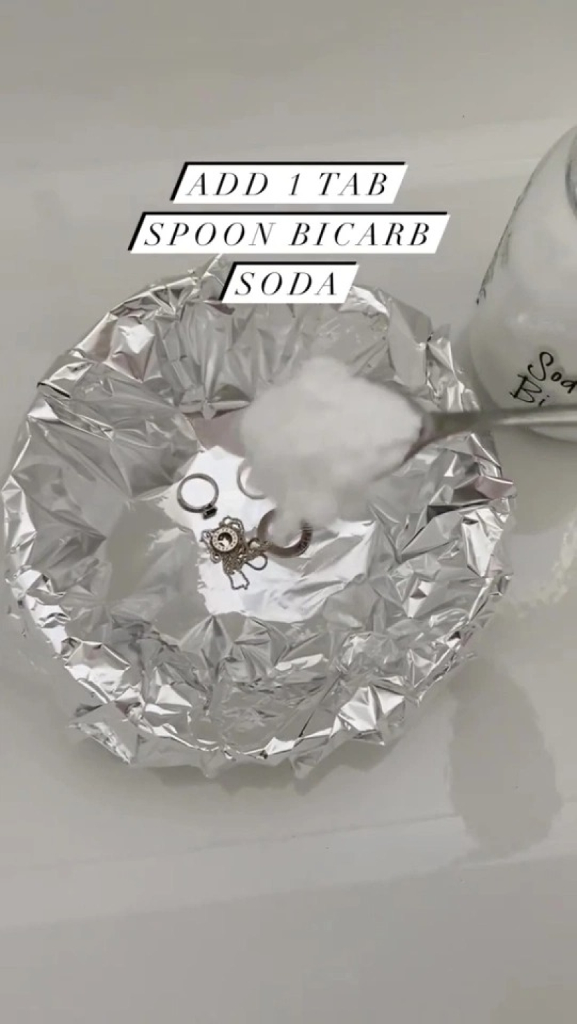 Soda, foil, boiling water: here is a great way to quickly and effectively clean jewelry