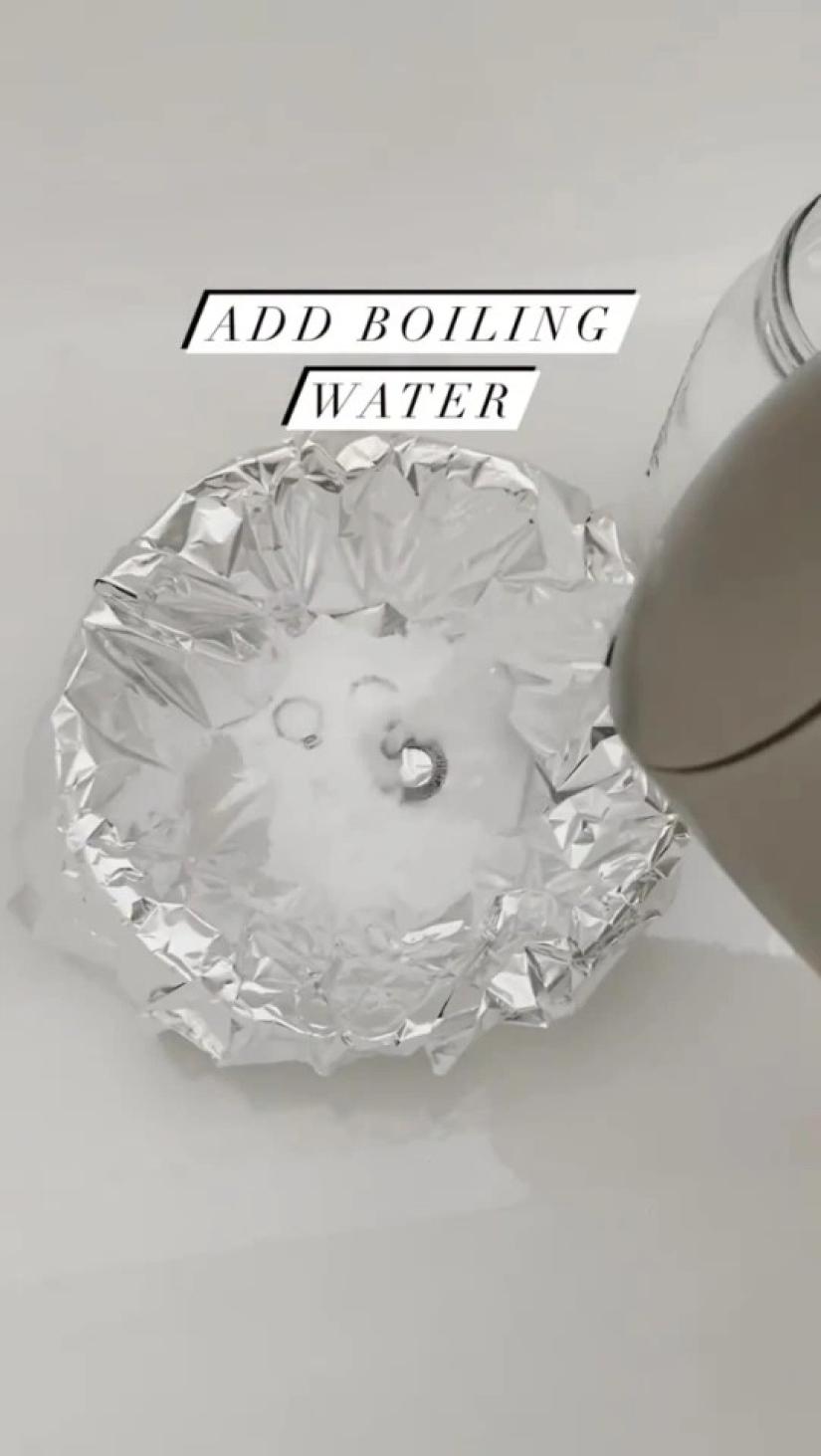 Soda, foil, boiling water: here is a great way to quickly and effectively clean jewelry