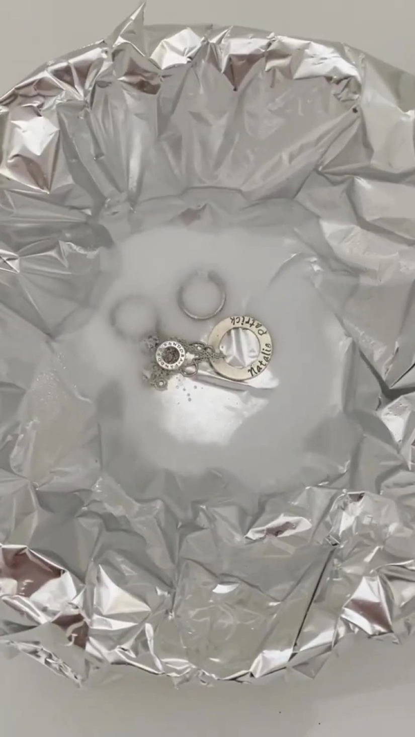 Soda, foil, boiling water: here is a great way to quickly and effectively clean jewelry