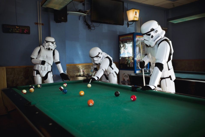 Soldados de asalto imperiales de vacaciones. Un divertido proyecto fotográfico inspirado en la saga de películas Star Wars.