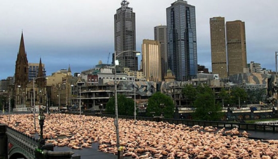 Spencer Tunick volverá a desnudar a todos en las calles de Melbourne, a pesar del clima