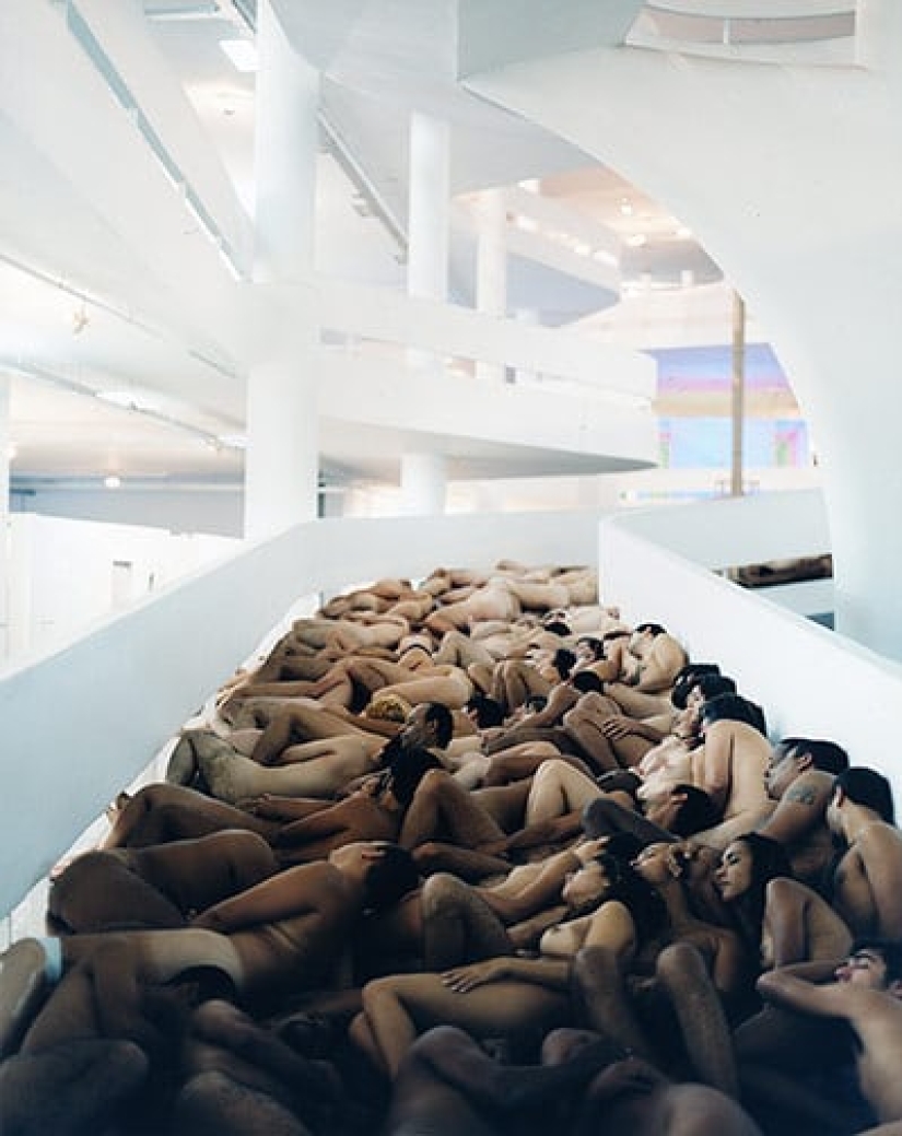 Spencer Tunick will undress everyone again on the streets of Melbourne, despite the weather