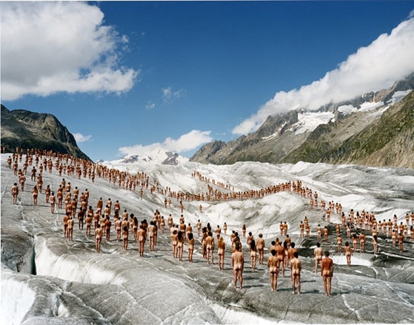 Spencer Tunick will undress everyone again on the streets of Melbourne, despite the weather