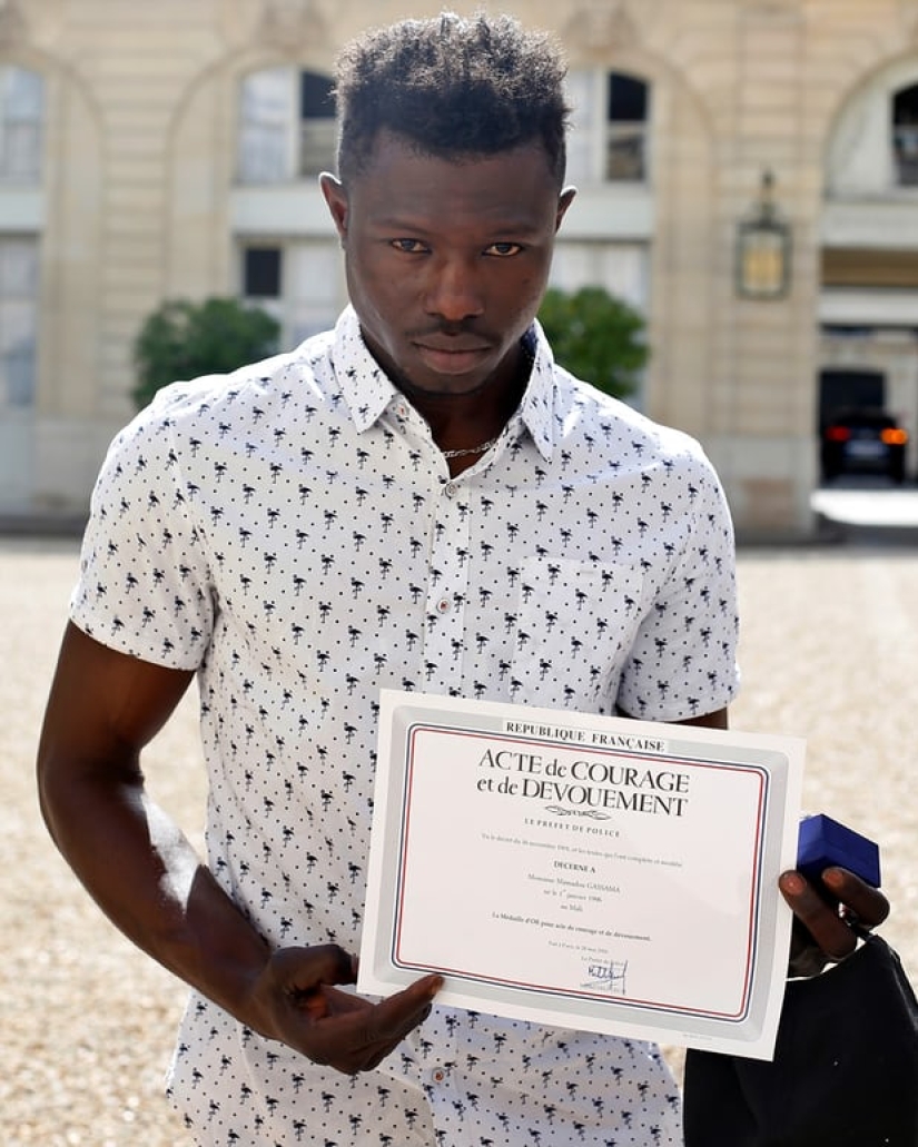 "Spider-Man" from Mali received documents and entered an internship in the fire brigade