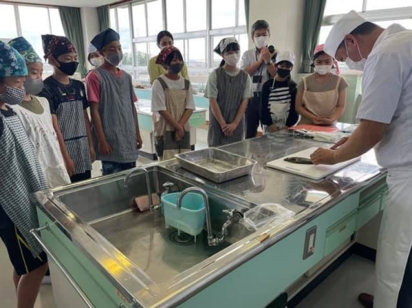 Students of Japanese schools grow fish, and then decide whether to eat it or release it into the ocean