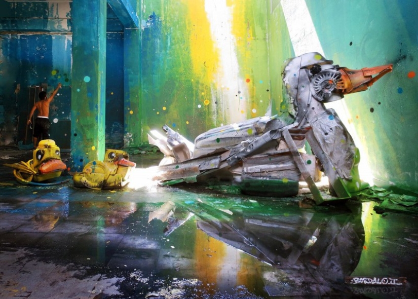 Stunning street art in the form of animals made entirely from garbage
