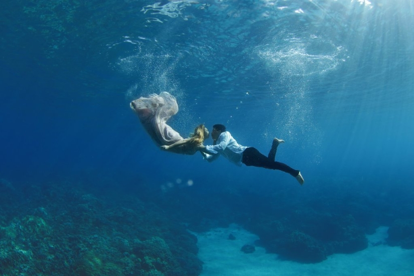 Stunning underwater engagement photo session