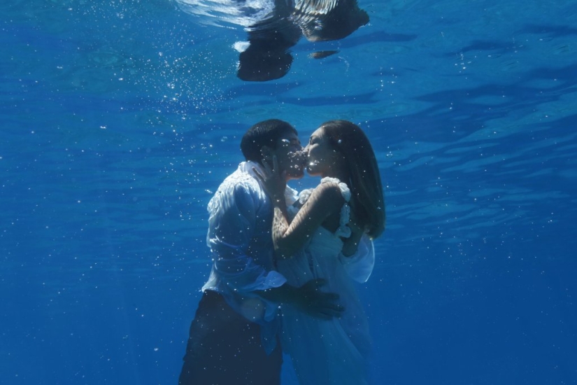 Stunning underwater engagement photo session