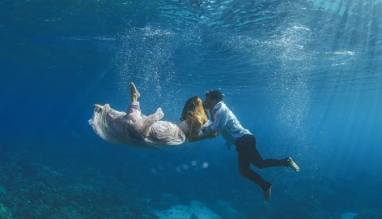 Stunning underwater engagement photo session