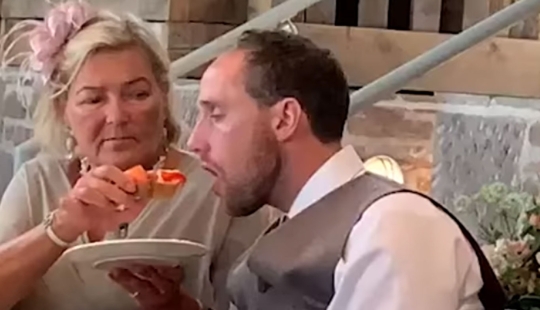 Suegra del año: mujer escocesa cariñosa alimentó a su yerno borracho en la boda