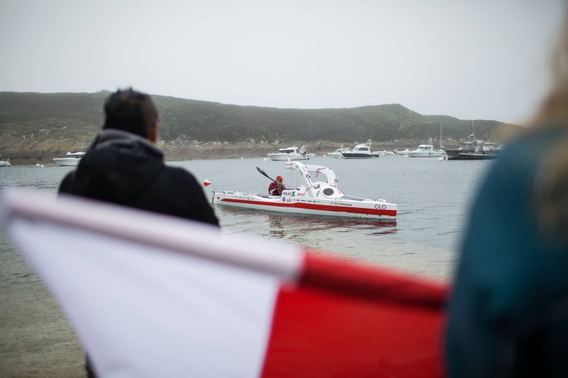 Sushi paddles: pensionista polaco cruzó el Atlántico en kayak, después de haber navegado durante más de 100 días