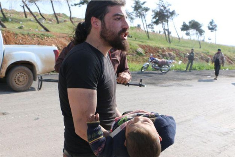Syrian photographer received 120 thousand dollars for a picture of a colleague rescuing a wounded child