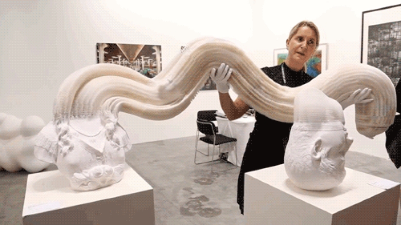 Tearing off a paper head in Lee Hongbo's Incredible sculptures