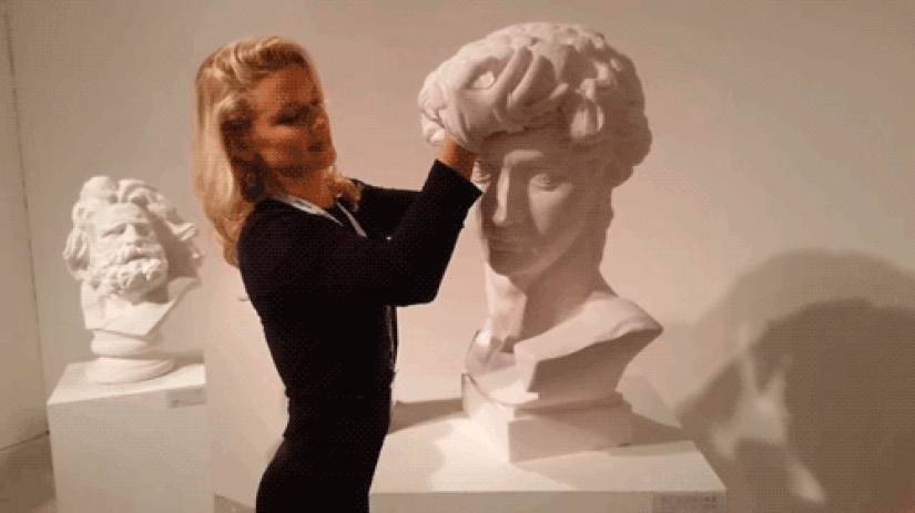 Tearing off a paper head in Lee Hongbo's Incredible sculptures