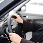 "Tengo mucho miedo": los hombres sauditas sobre el levantamiento de la prohibición de conducir automóviles para mujeres