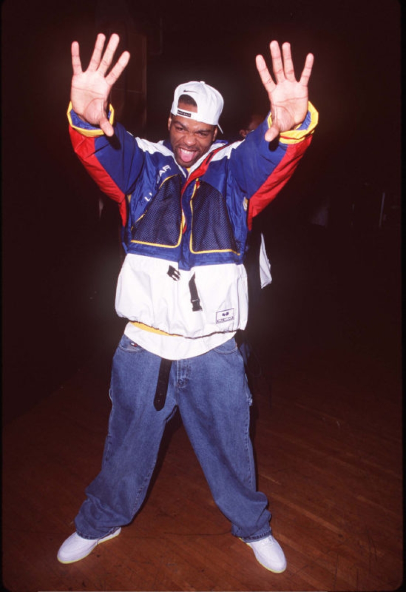 Terciopelo, pieles y gangsta-style: el estilo de las estrellas de la alfombra roja de los American Music Awards en 1998