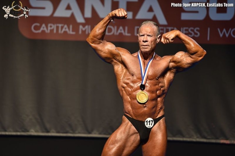 The 72-year-old bodybuilder impressed young people with a steel press and huge biceps