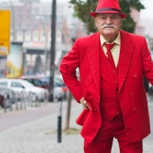 The 86-year—old tailor goes in different clothes every day, and always in a stylish one