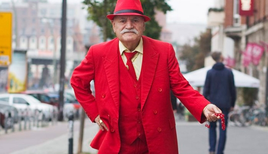 The 86-year—old tailor goes in different clothes every day, and always in a stylish one