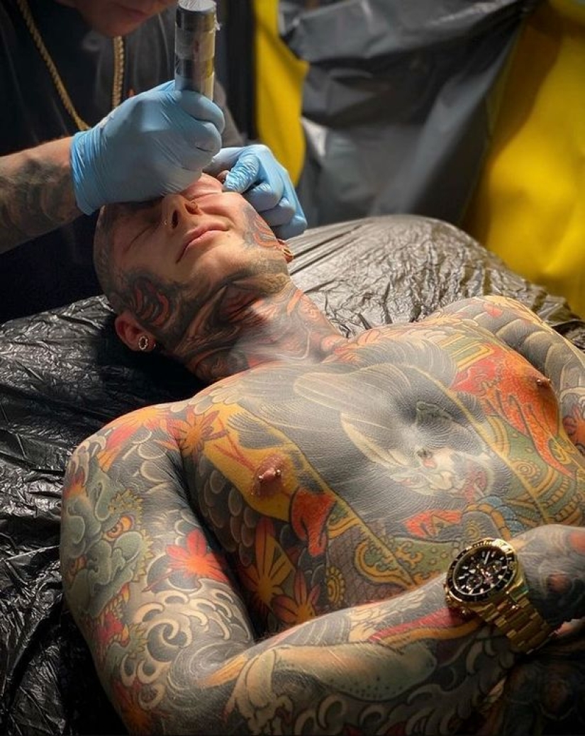 The American, covered with solid tattoos, surprised subscribers with pictures of "before"