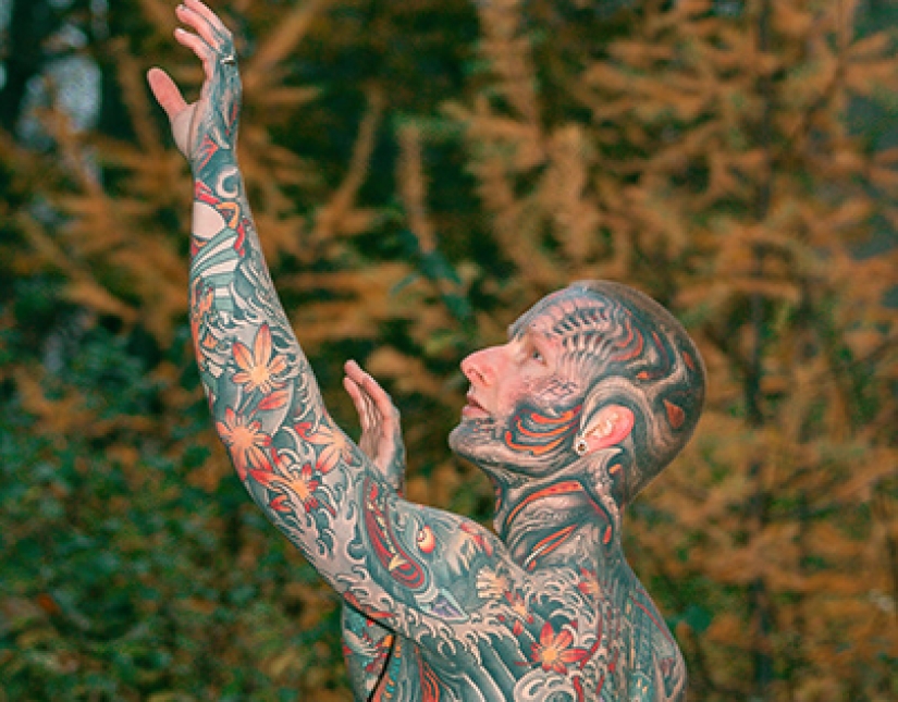 The American, covered with solid tattoos, surprised subscribers with pictures of "before"