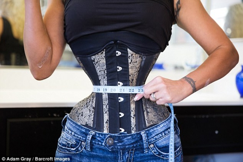 The American woman tightens her waist to 45 centimeters and does not take off her corset even during sex