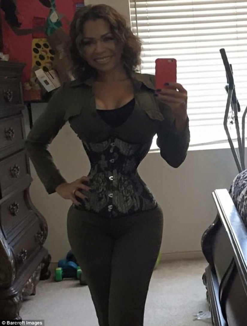 The American woman tightens her waist to 45 centimeters and does not take off her corset even during sex