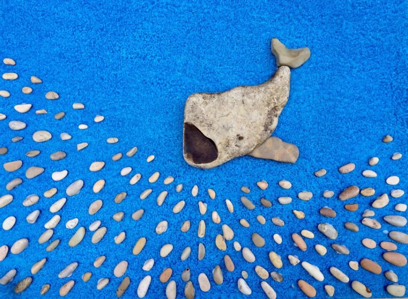 The artist makes amazingly realistic paintings from stones found on the beach