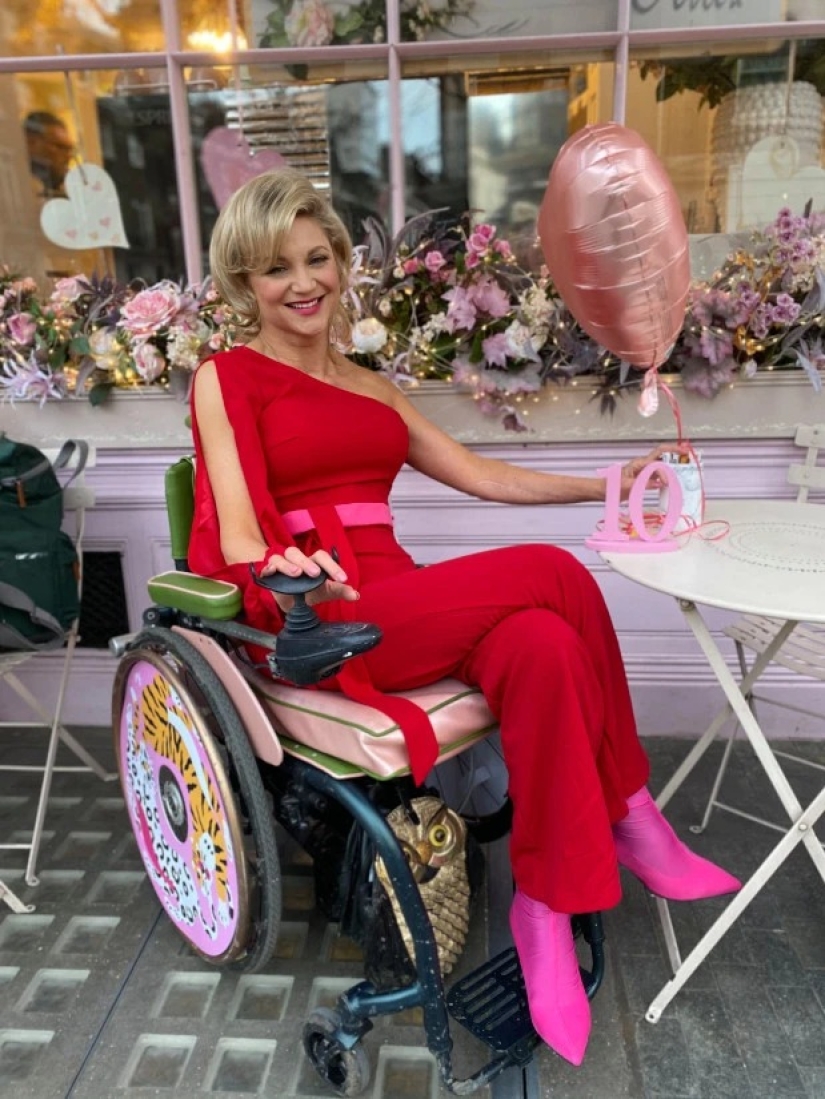 The British woman moves in a wheelchair, but continues to live a bright intimate life after the accident