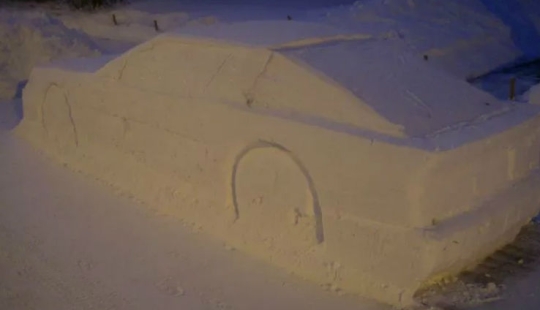 The Canadian made a car out of snow to draw wipers, and attracted the attention of the police
